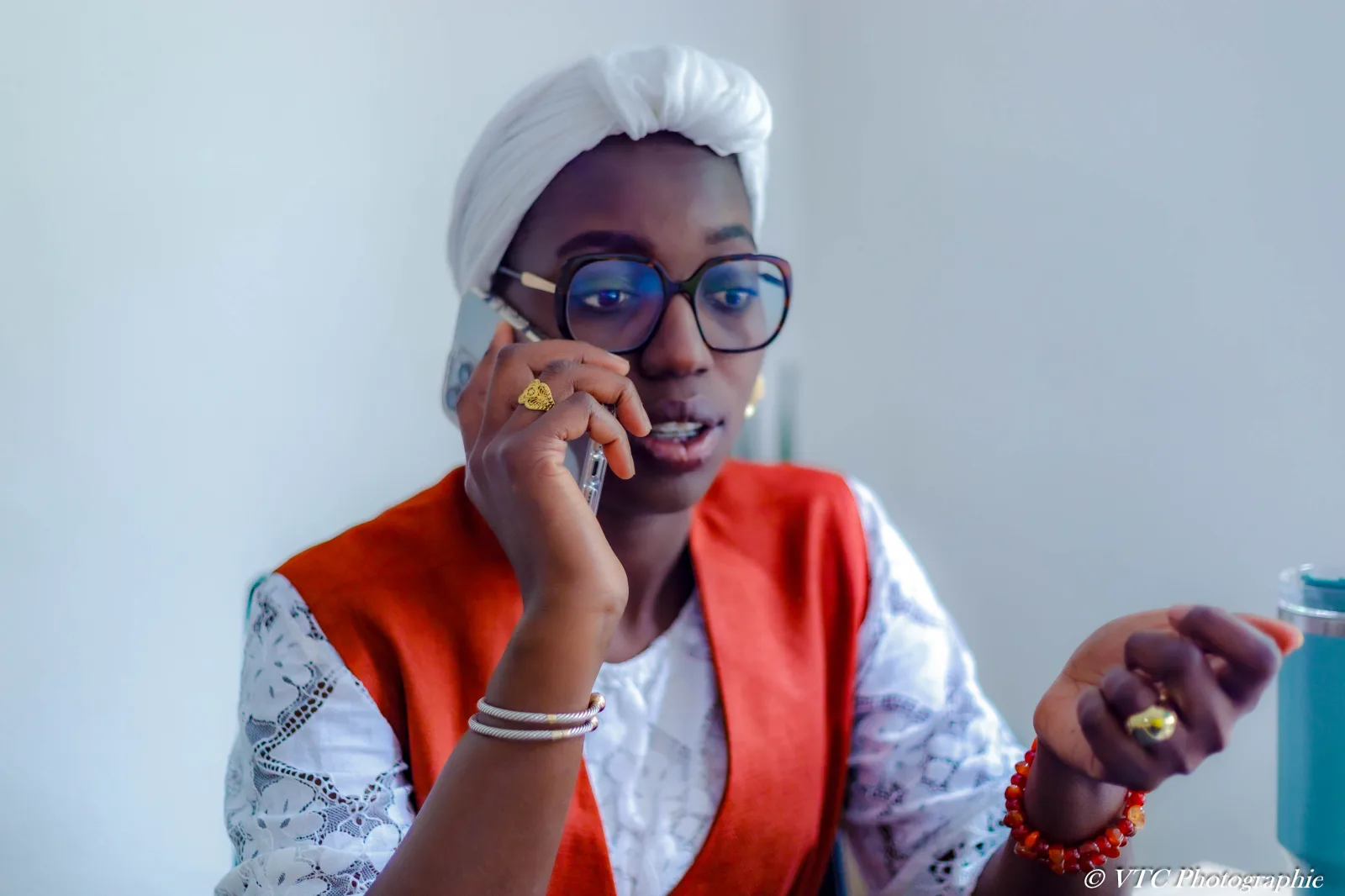Mame Diarra Fall en échange téléphonique avec un client à l'étranger